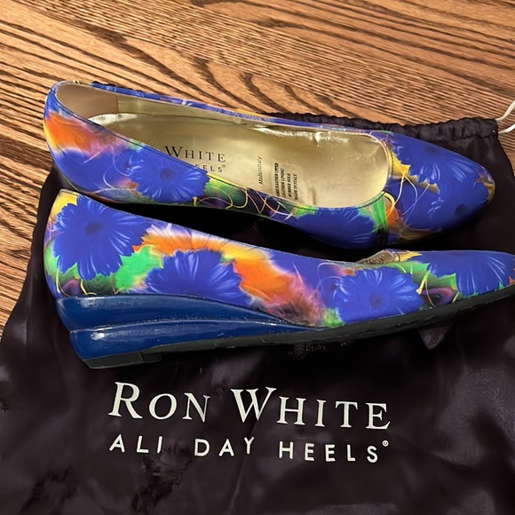 Ron White All Day Heels. Low wedge blue floral shoe. Size 36 - Picture 2 of 4